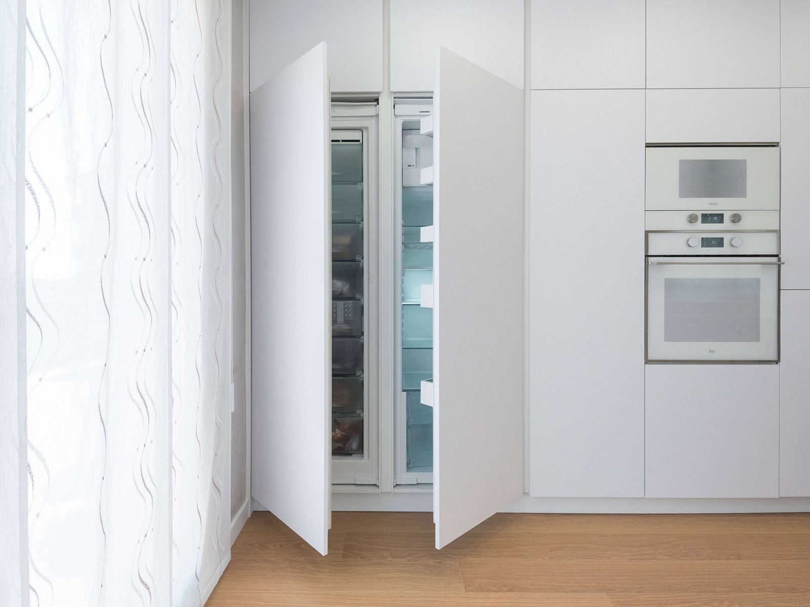 Reforma integral en Bellvei: espacios unificados y madera