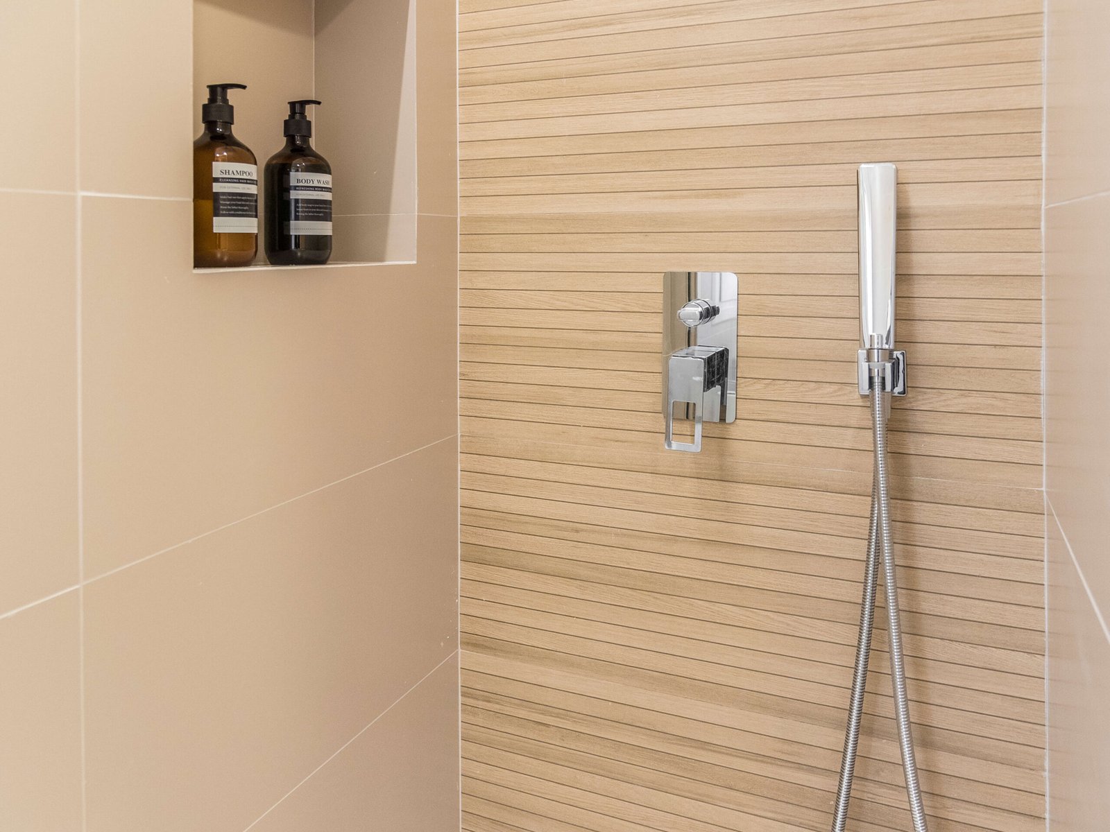 Reformas de baños en Tarragona: diseño con porcelánico