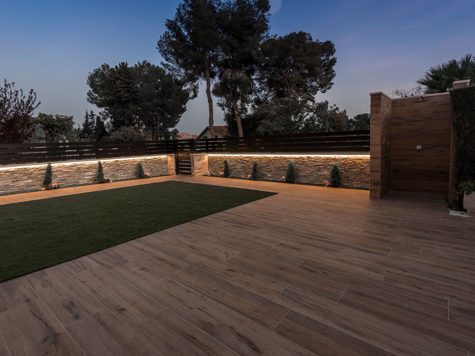 Reforma de exteriores en Tarragona: jardín zonificado