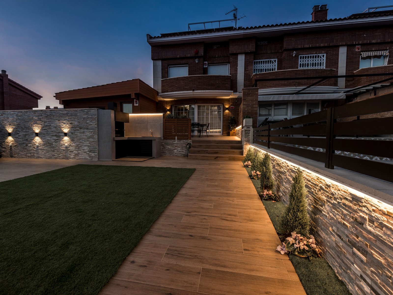 Reforma de exteriores en Tarragona: jardín zonificado