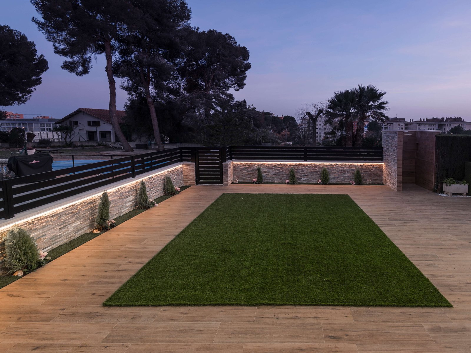 Reforma de exteriores en Tarragona: jardín zonificado