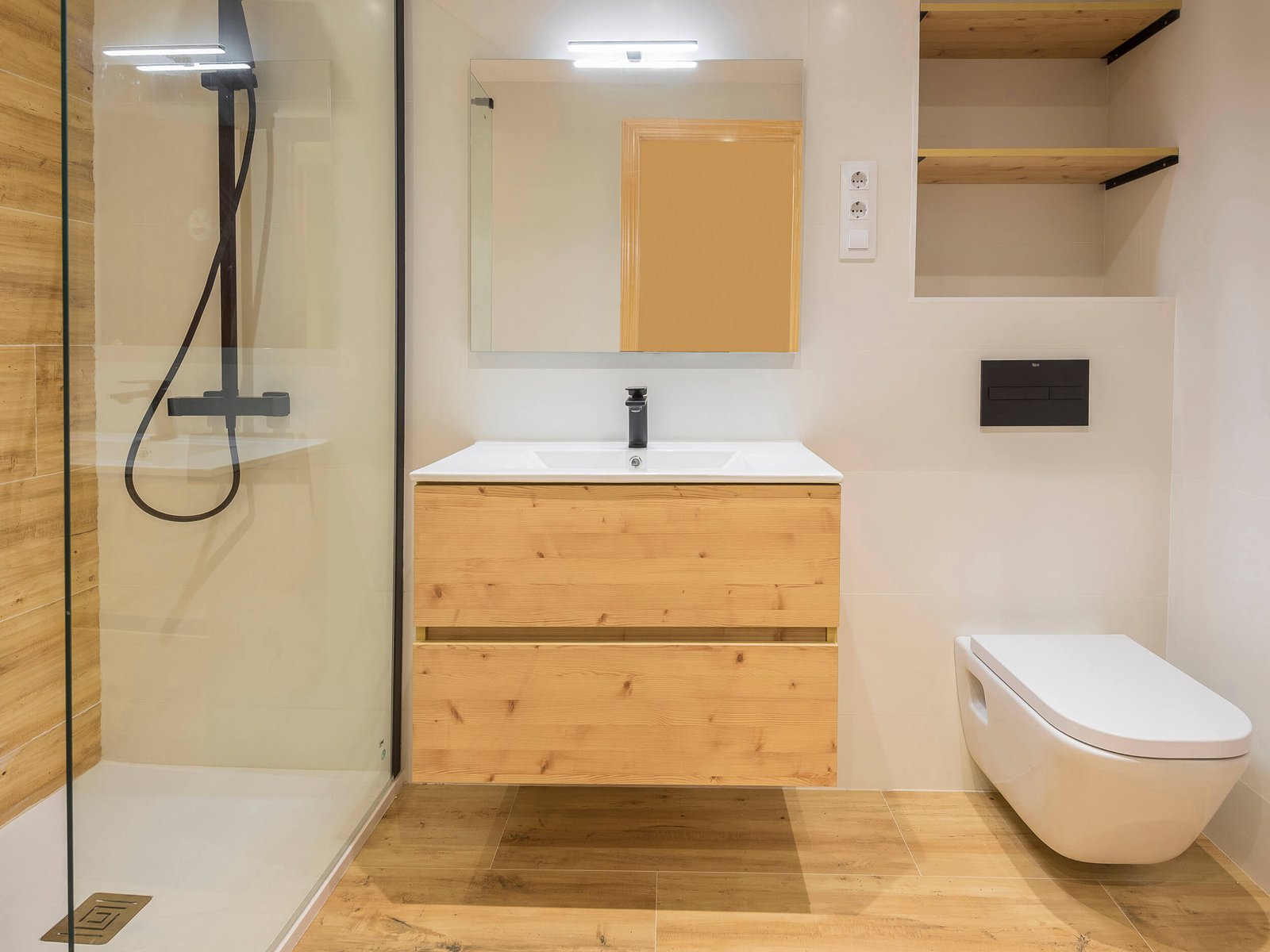Reforma de baño en Tarragona: continuidad madera y negro
