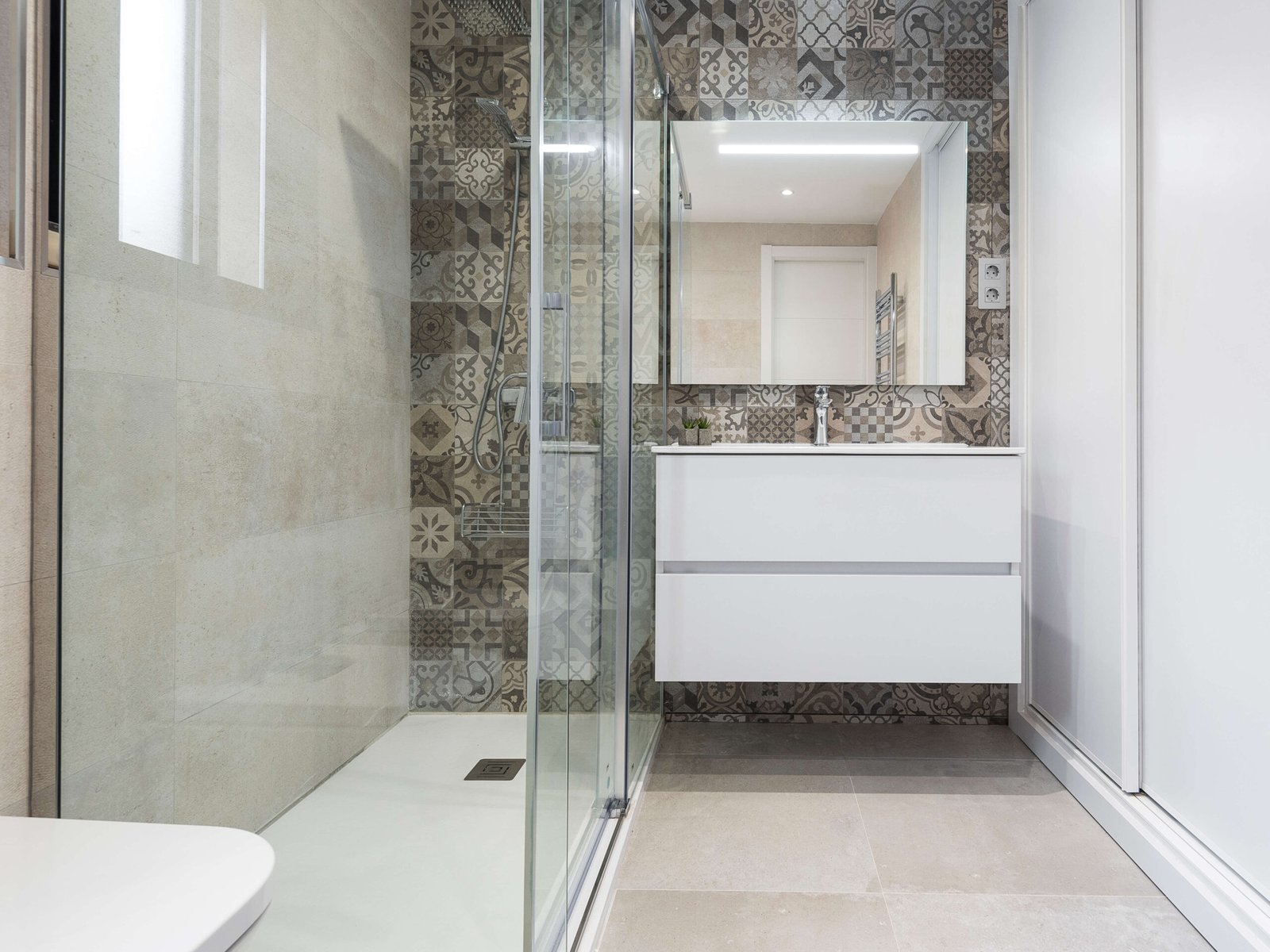 Reforma de baño en Tarragona: Gris perla y porcelánico