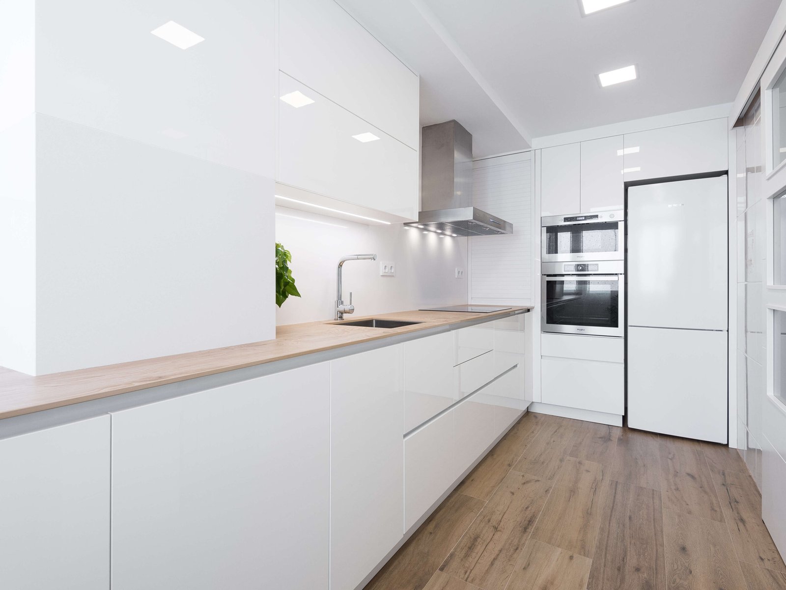 Reforma integral en Tarragona: Cocina integrada y luz natural