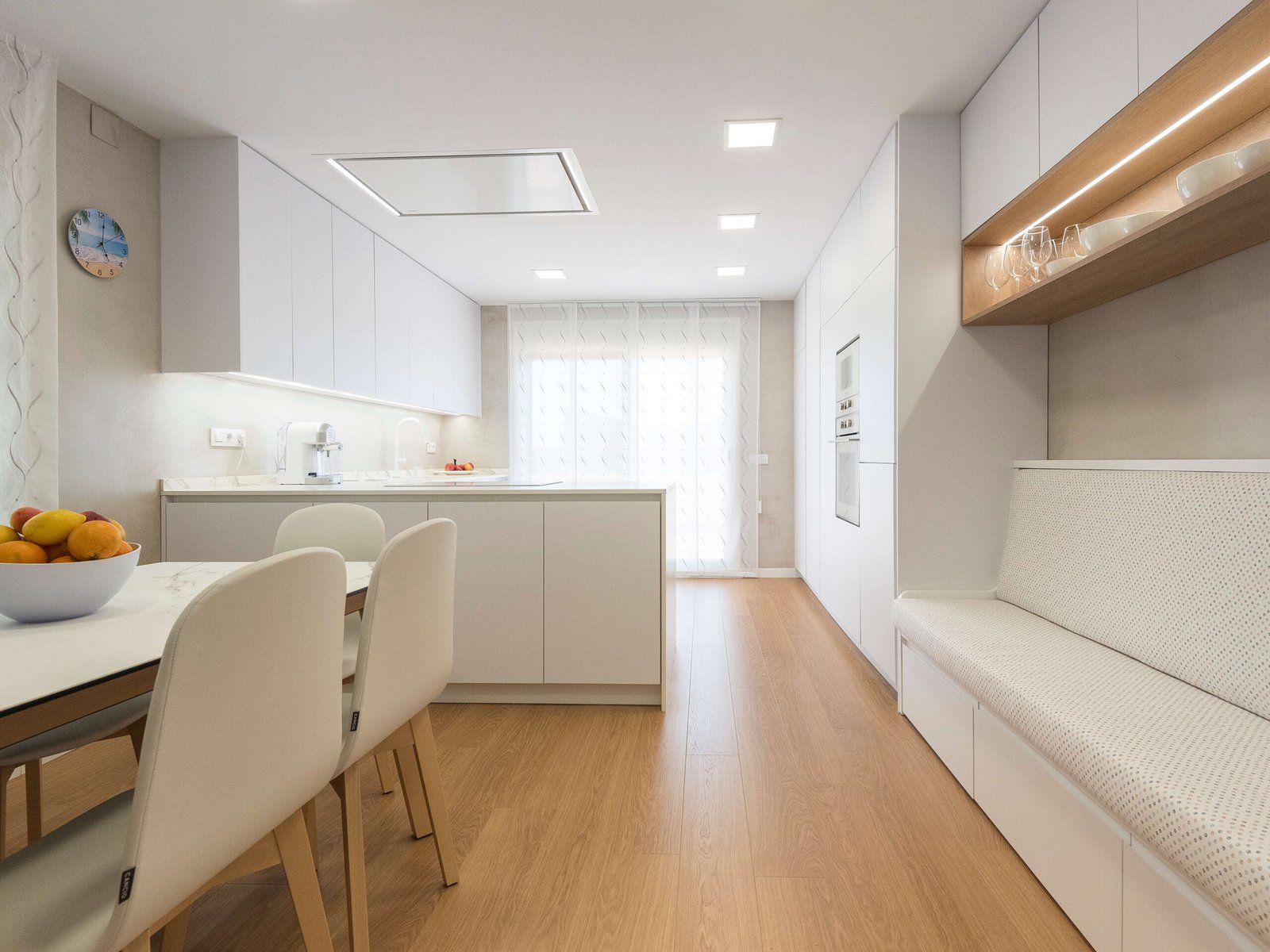 Reforma integral en Bellvei: espacios unificados y madera