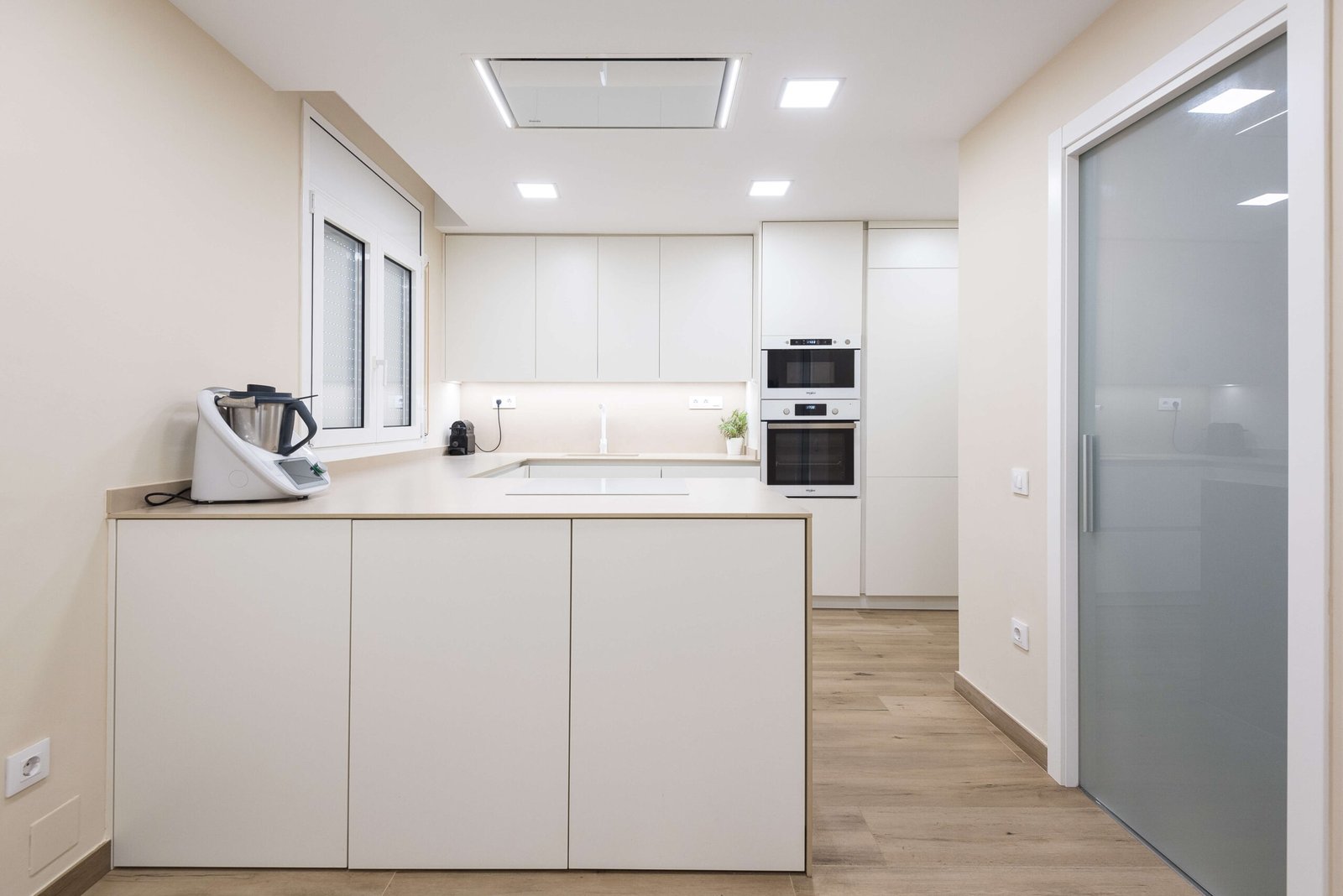 Reforma integral en Alcover: cocina abierta y despensa