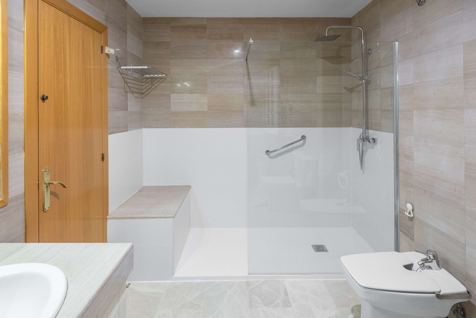 Reforma de baño en Tarragona: ducha con bancada de mármol