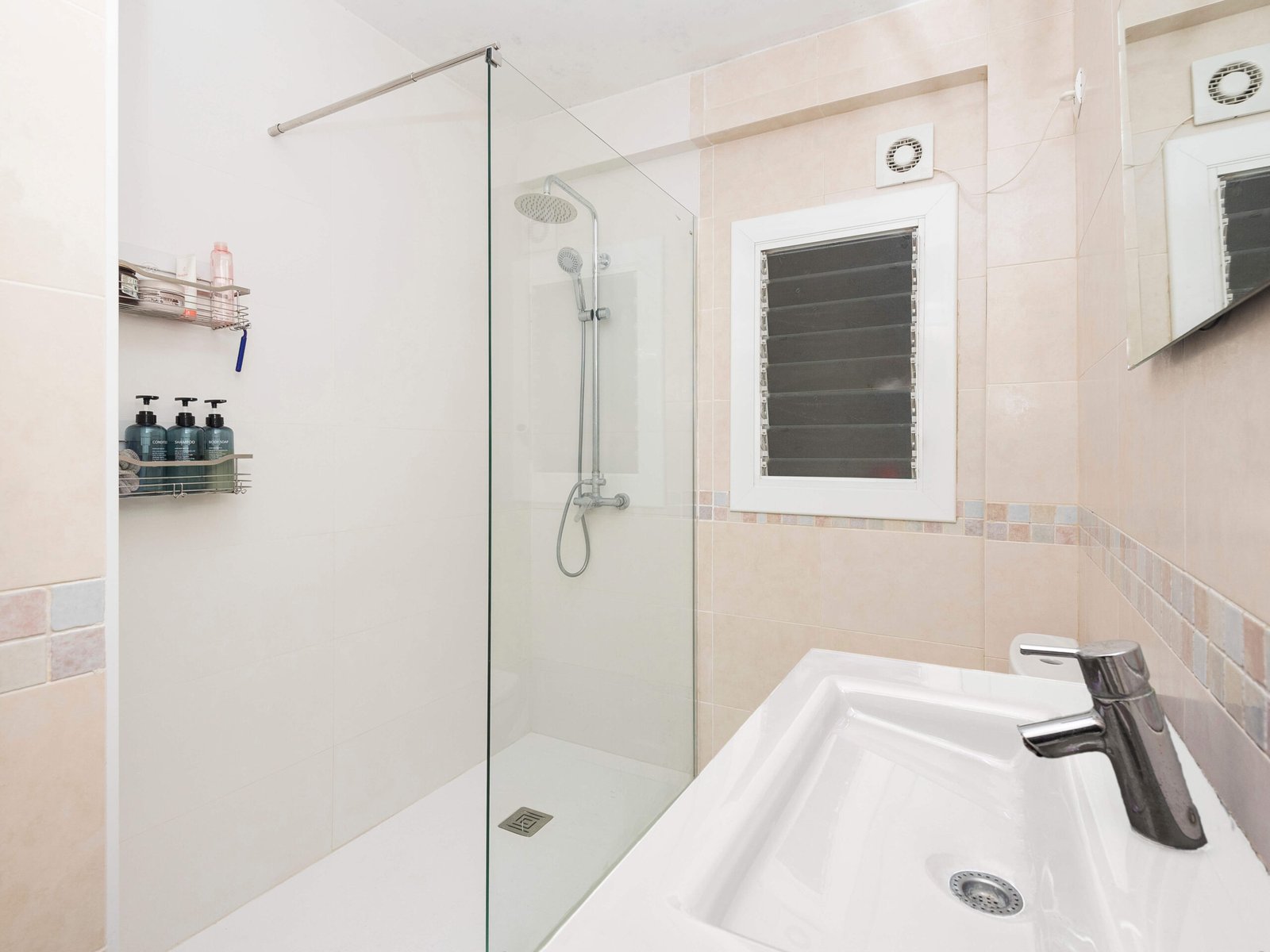 Reforma de baño en Tarragona: ducha ampliada y estética