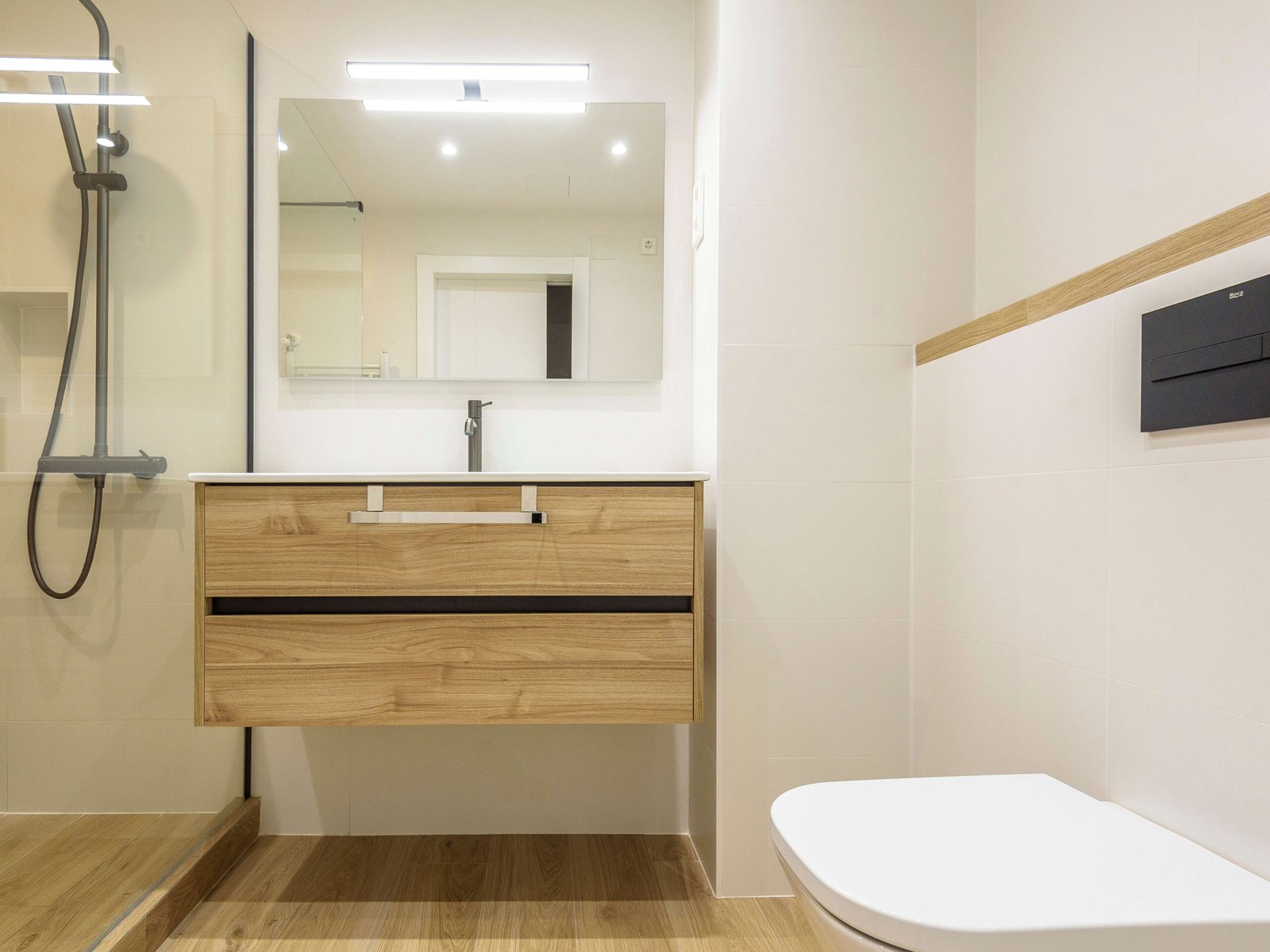 Reforma integral en Tarragona: puertas lacadas y baño madera