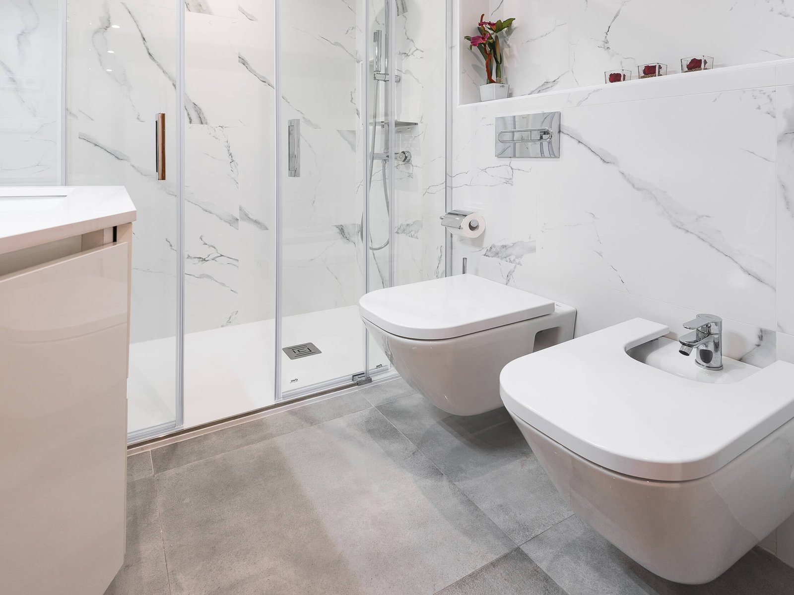 Reformas de baños en Tarragona sanitarios suspendidos y mueble