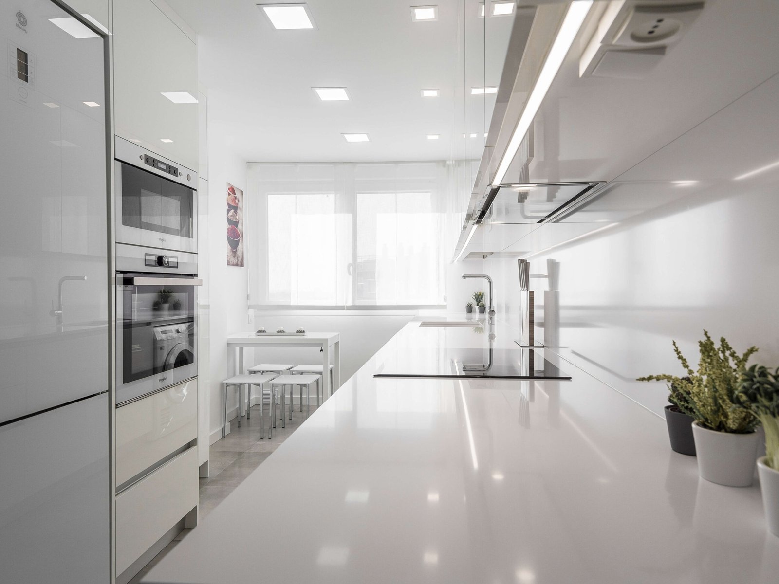 Reforma de cocina en Tarragona: cristal y mayor encimera