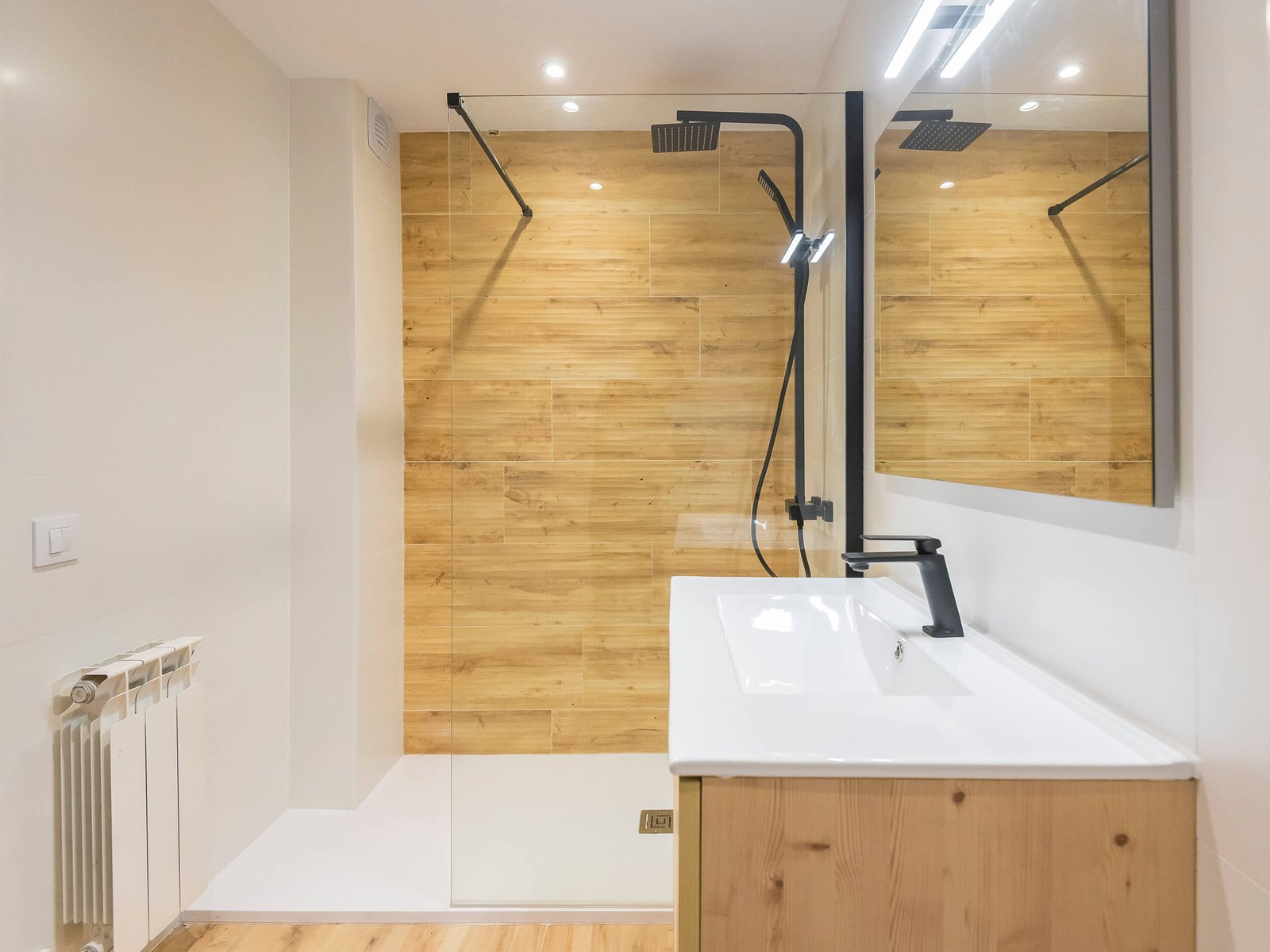 Reforma de baño en Tarragona: continuidad madera y negro