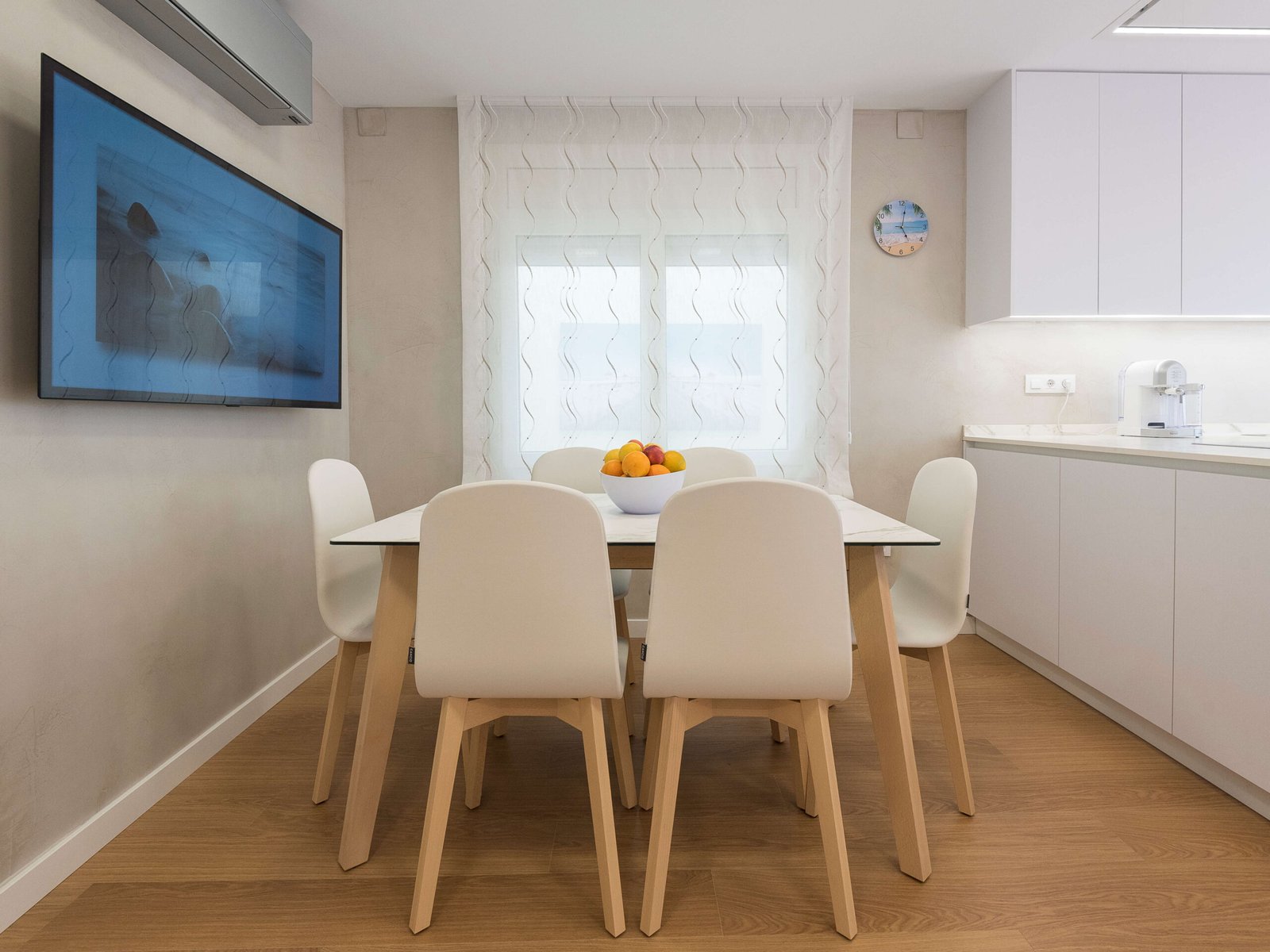 Reforma integral en Bellvei: espacios unificados y madera