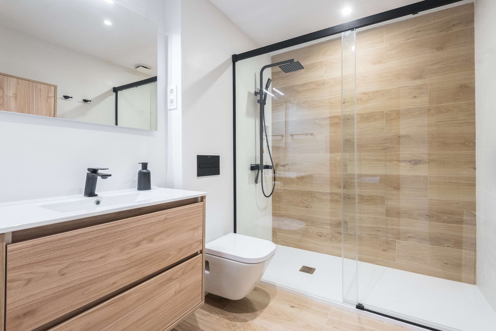 Reforma de baño en Tarragona: porcelánico roble y corredera