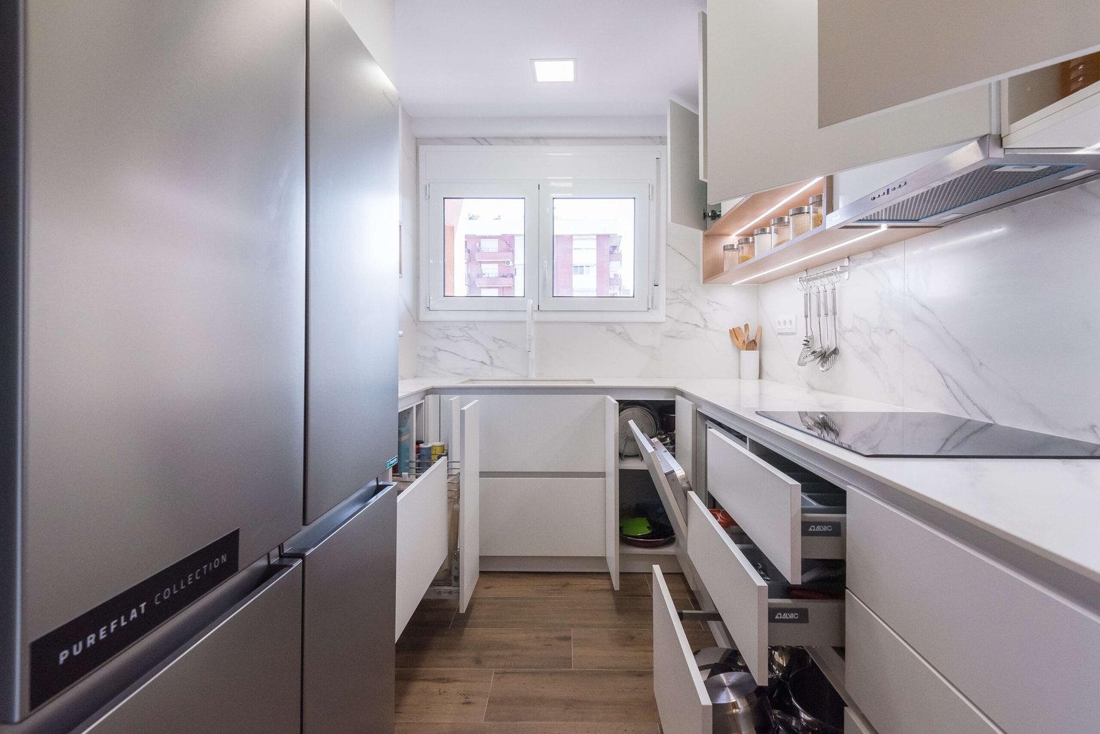 Reforma de cocina en Tarragona: distribución en U y Calacata