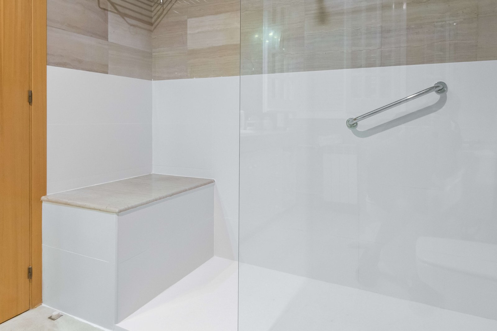 Reforma de baño en Tarragona: ducha con bancada de mármol