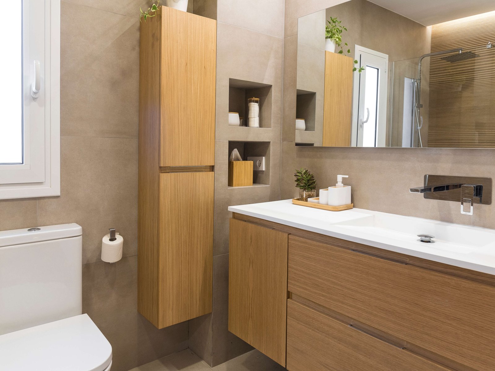 Reformas de baños en Tarragona: diseño con porcelánico