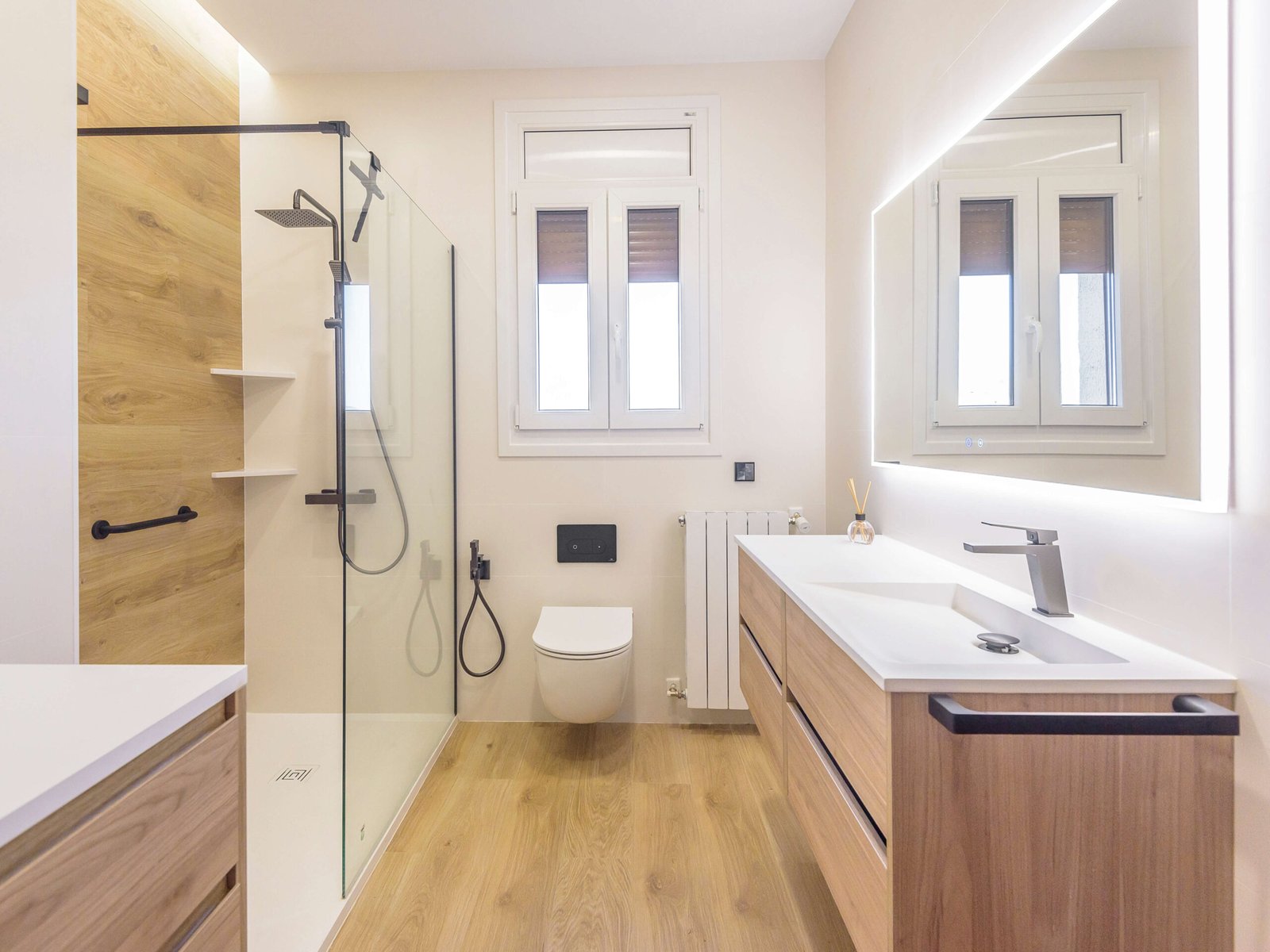 Reforma de baño en Nulles: pavimento roble y diseño funcional