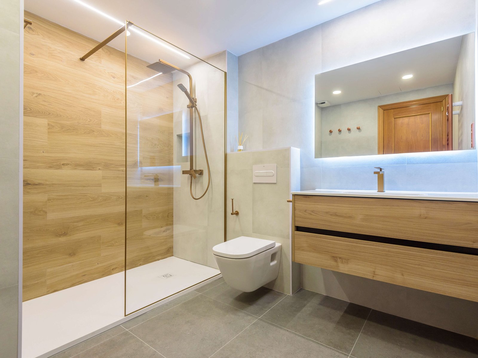 Reforma de baño en Salou: ducha a medida y roble elegante