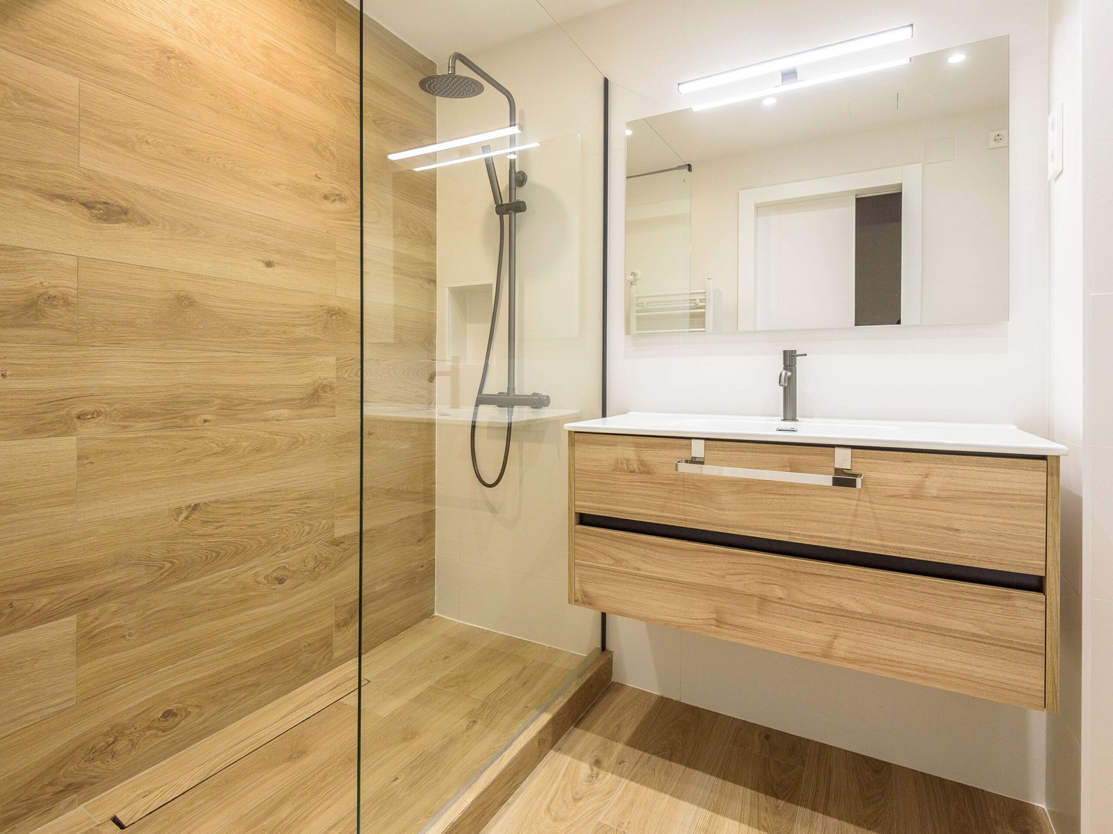 Reforma integral en Tarragona: puertas lacadas y baño madera