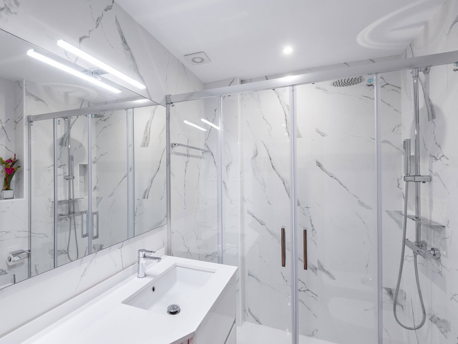 Reformas de baños en Tarragona sanitarios suspendidos y mueble