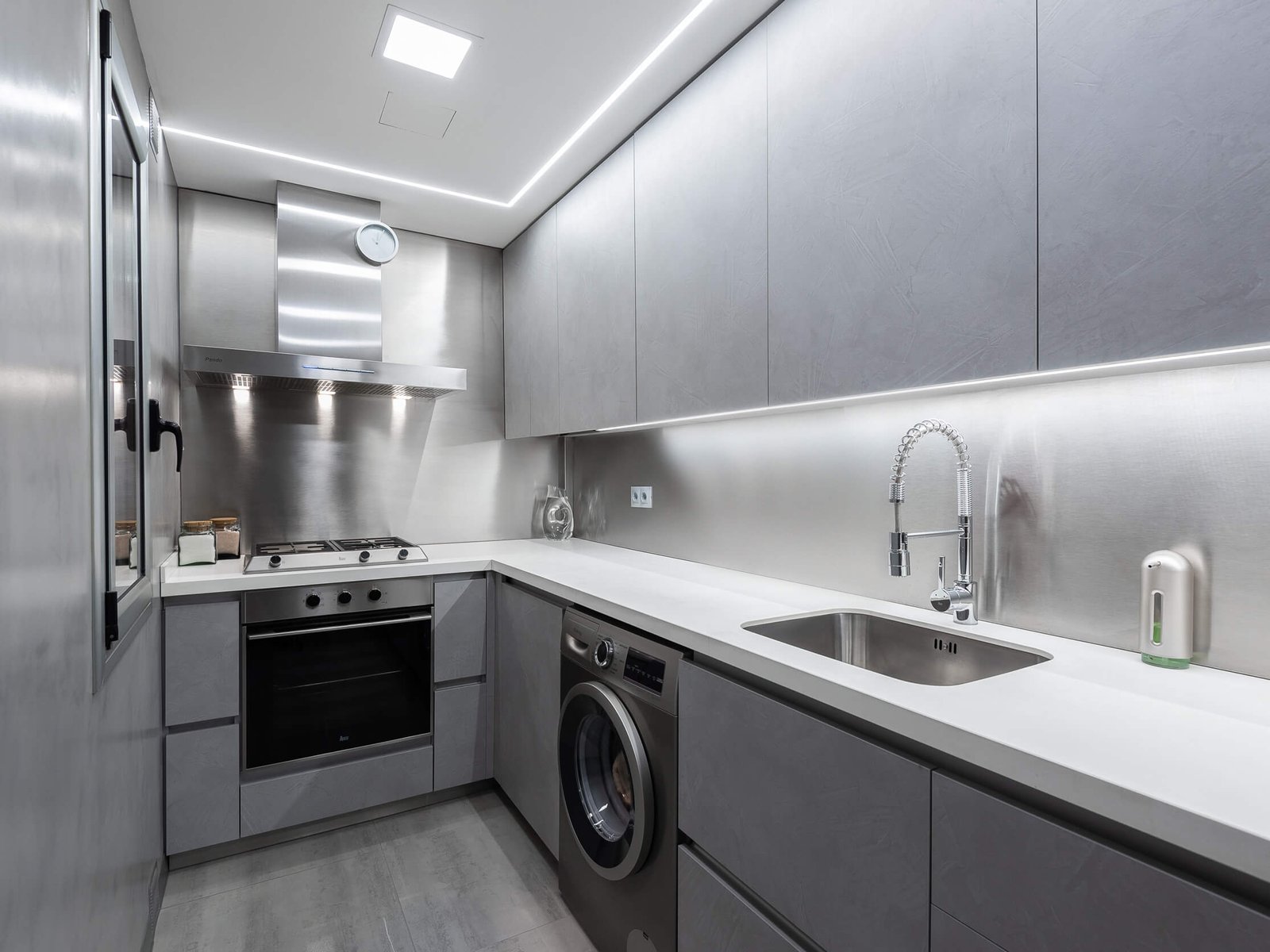 Reformas de cocinas en Tarragona: puerta corredera integral