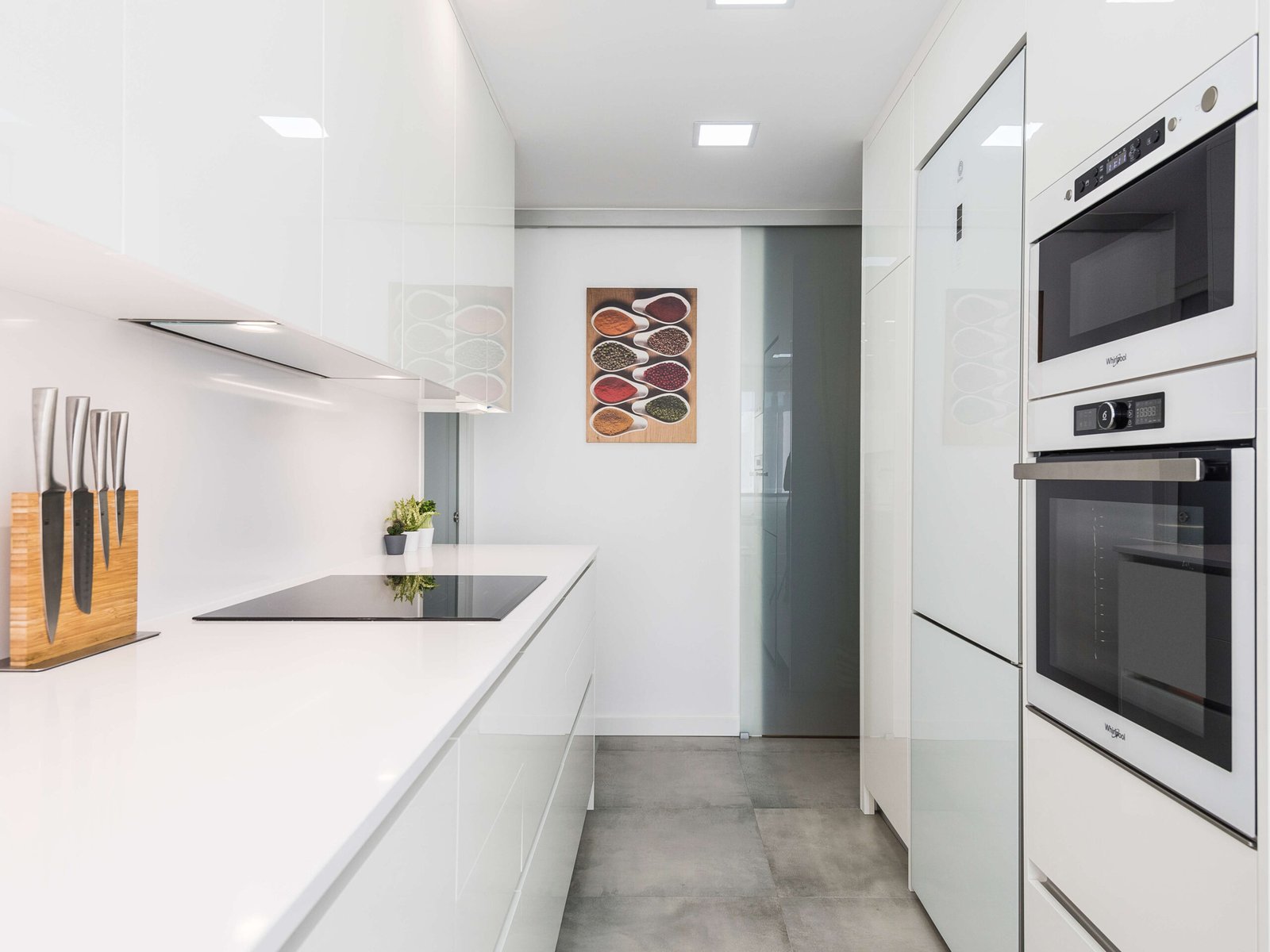 Reforma de cocina en Tarragona: cristal y mayor encimera