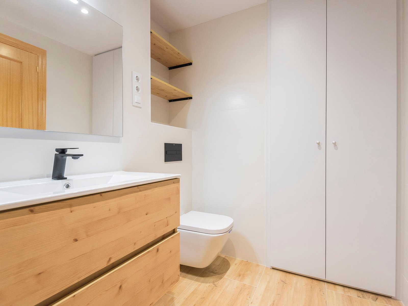 Reforma de baño en Tarragona: continuidad madera y negro