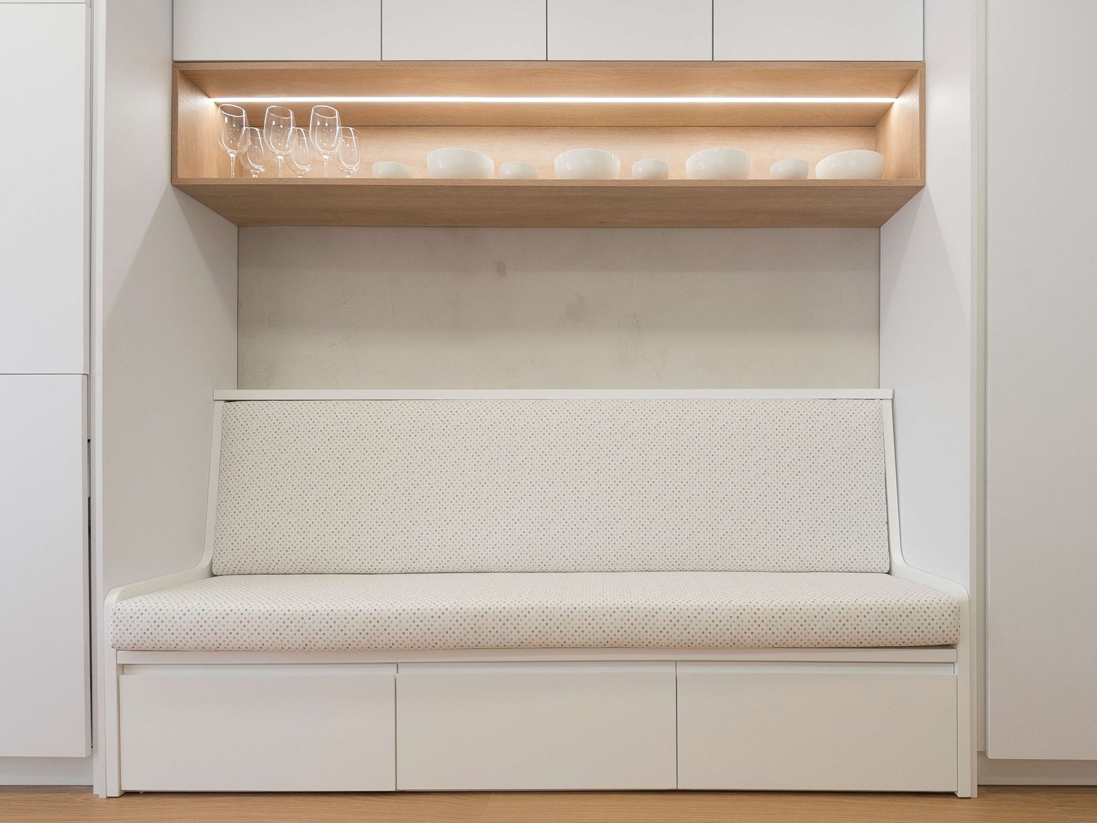 Reforma integral en Bellvei: espacios unificados y madera