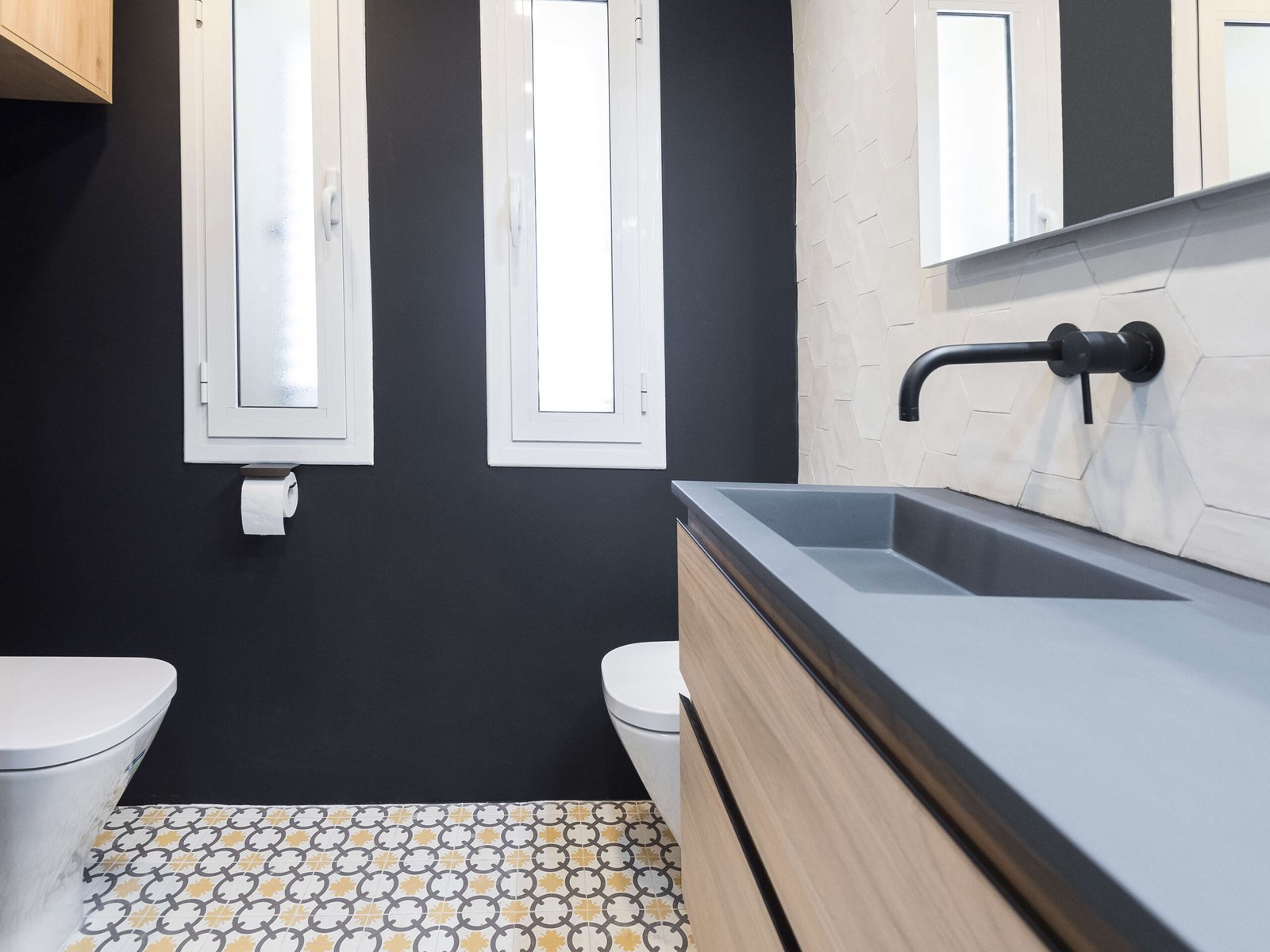 Reformas de baños en Torredembarra: retro y negros