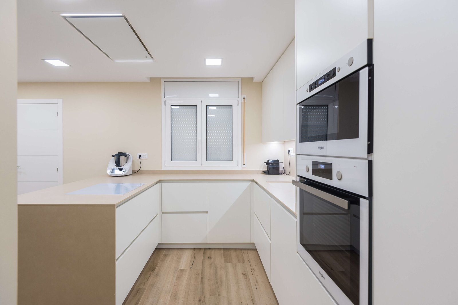 Reforma integral en Alcover: cocina abierta y despensa