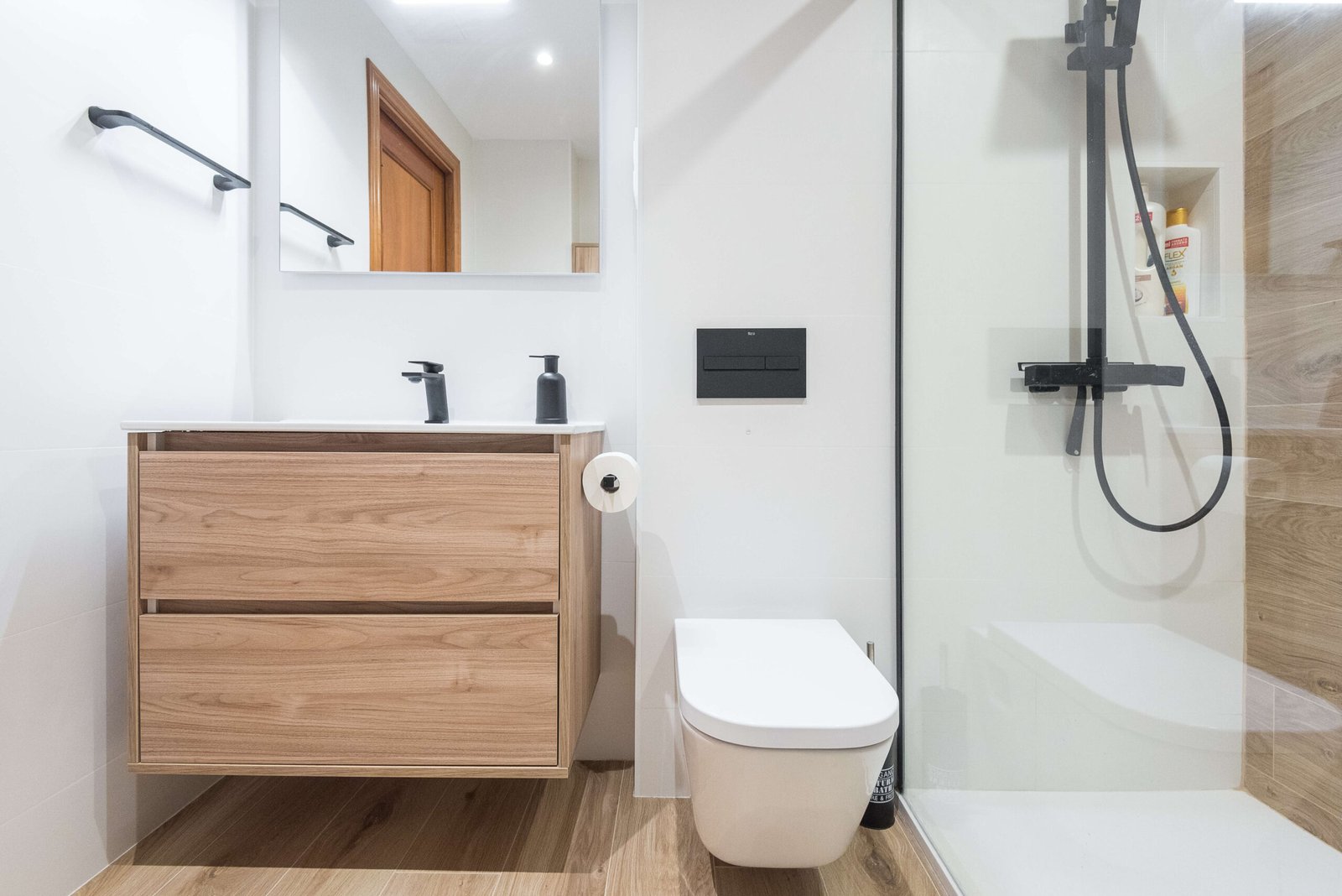 Reforma de baño en Tarragona: porcelánico roble y corredera