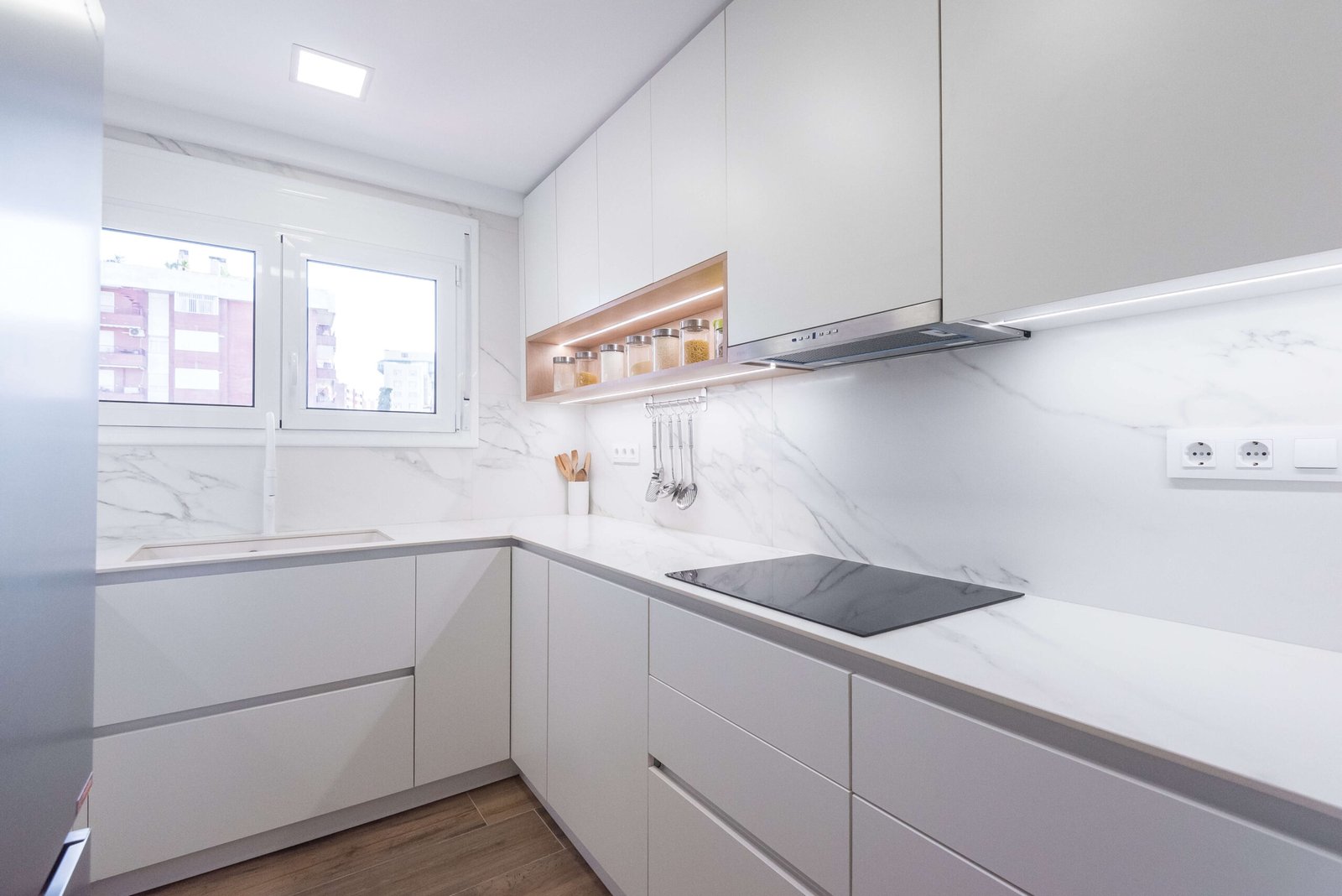 Reforma de cocina en Tarragona: distribución en U y Calacata