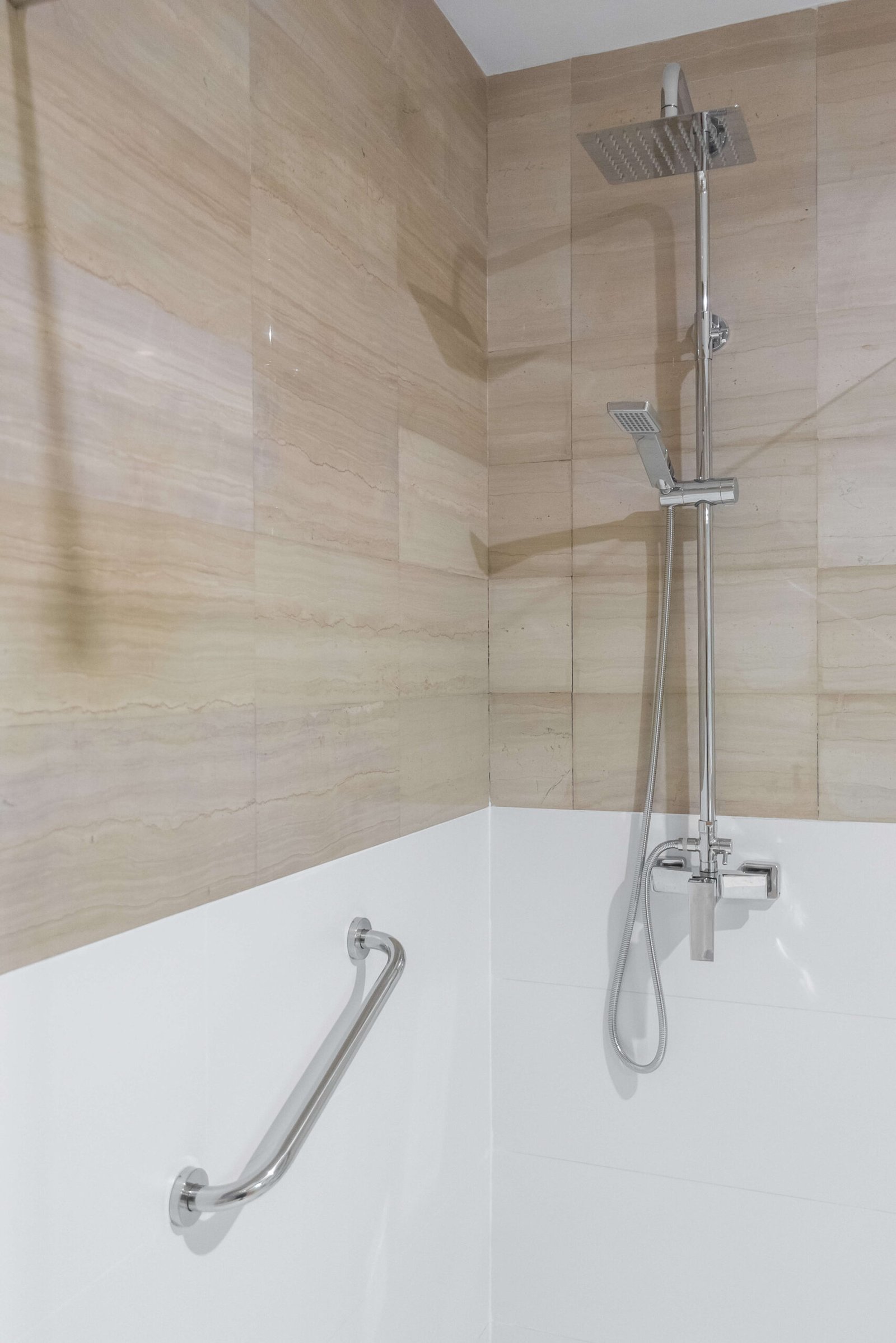 Reforma de baño en Tarragona: ducha con bancada de mármol