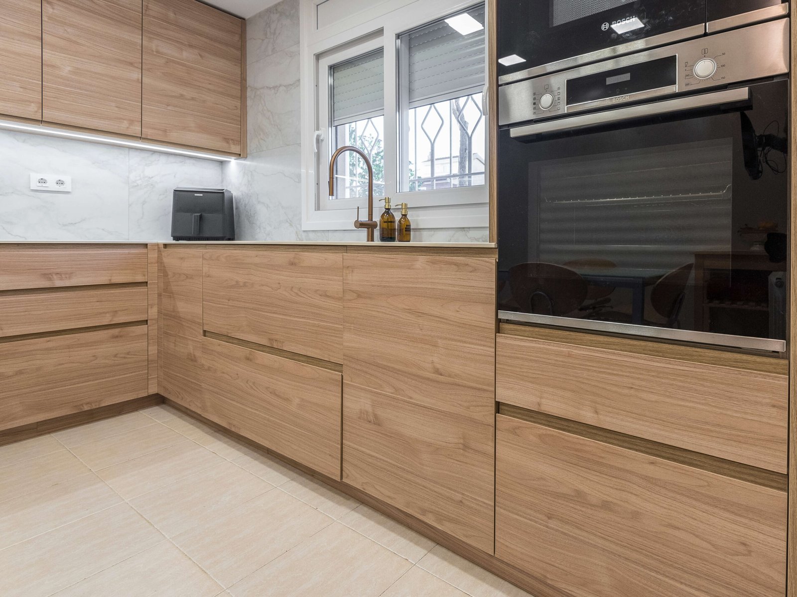 Reformas de cocinas en Tarragona: puerta corredera integrada