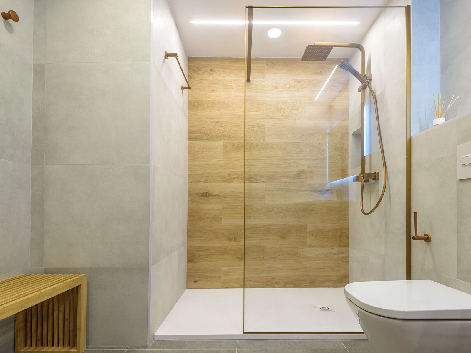 Reforma de baño en Salou: ducha a medida y roble elegante