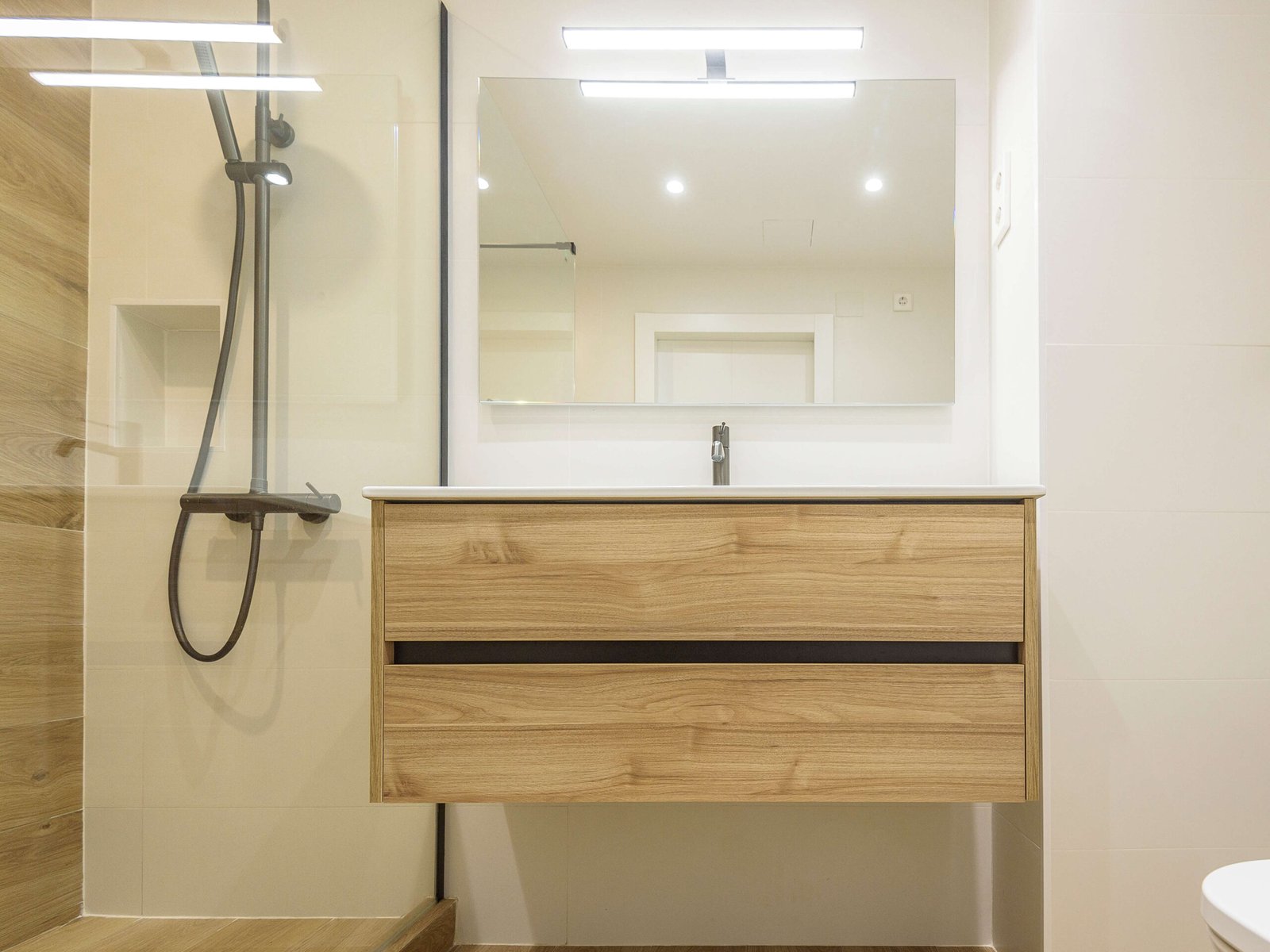 Reforma integral en Tarragona: puertas lacadas y baño madera