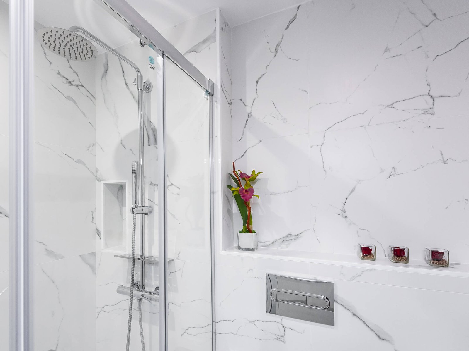 Reformas de baños en Tarragona sanitarios suspendidos y mueble