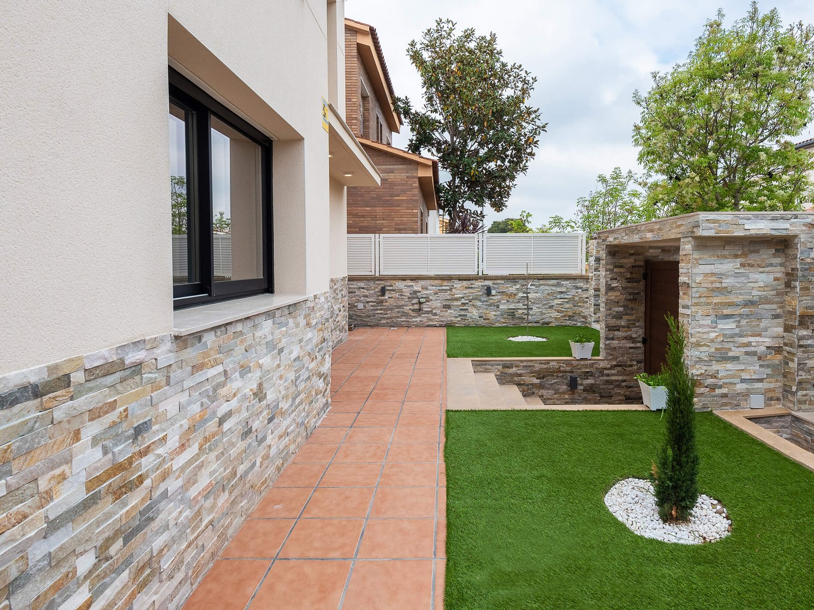 Reforma integral en Reus: vivienda cuatro vientos y jardín