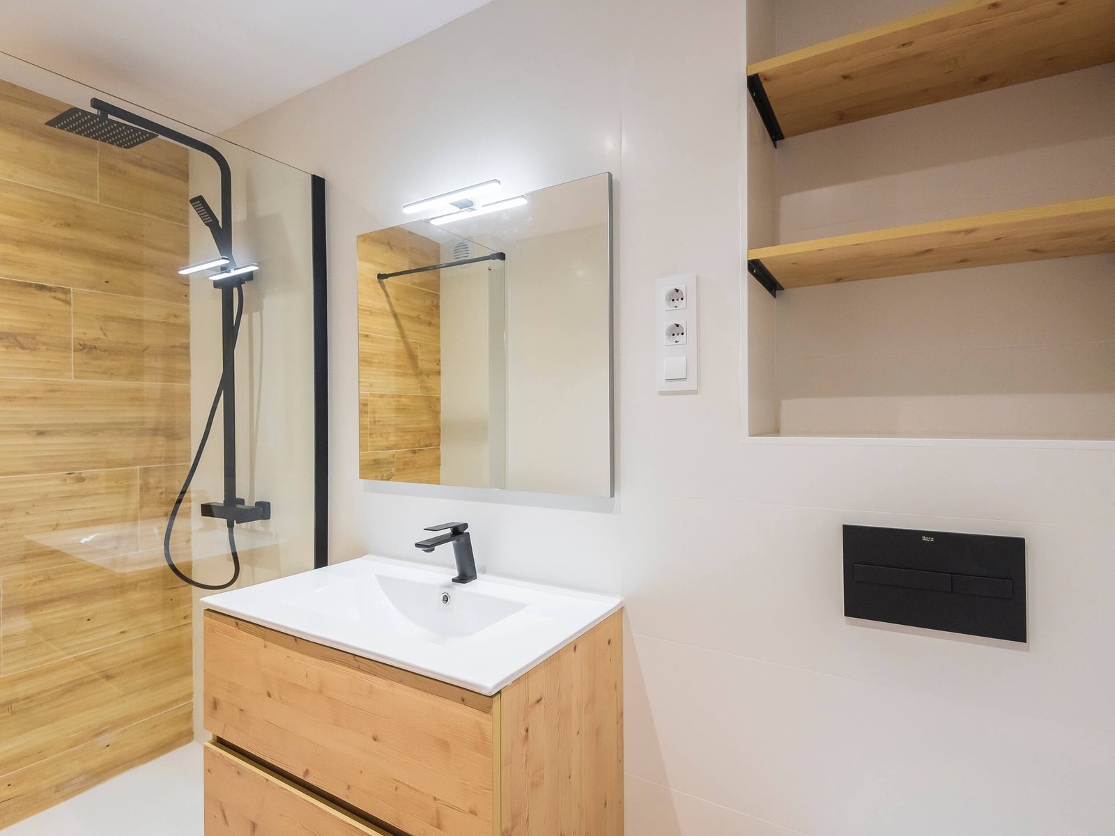 Reforma de baño en Tarragona: continuidad madera y negro