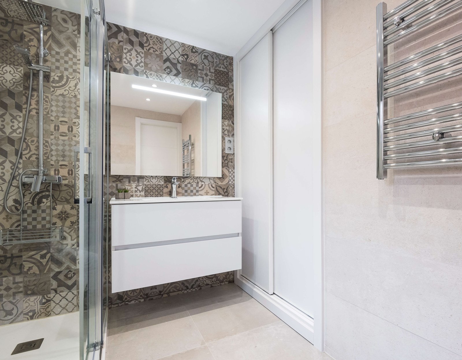 Reforma de baño en Tarragona: Gris perla y porcelánico