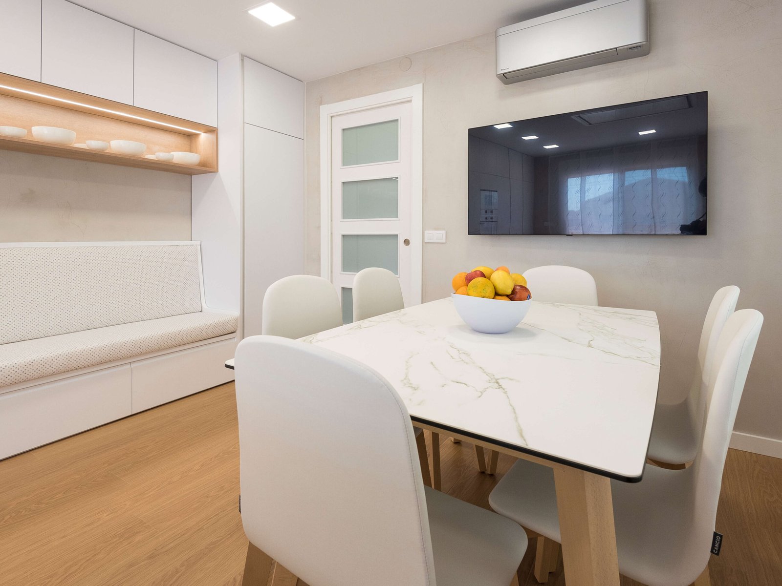 Reforma integral en Bellvei: espacios unificados y madera