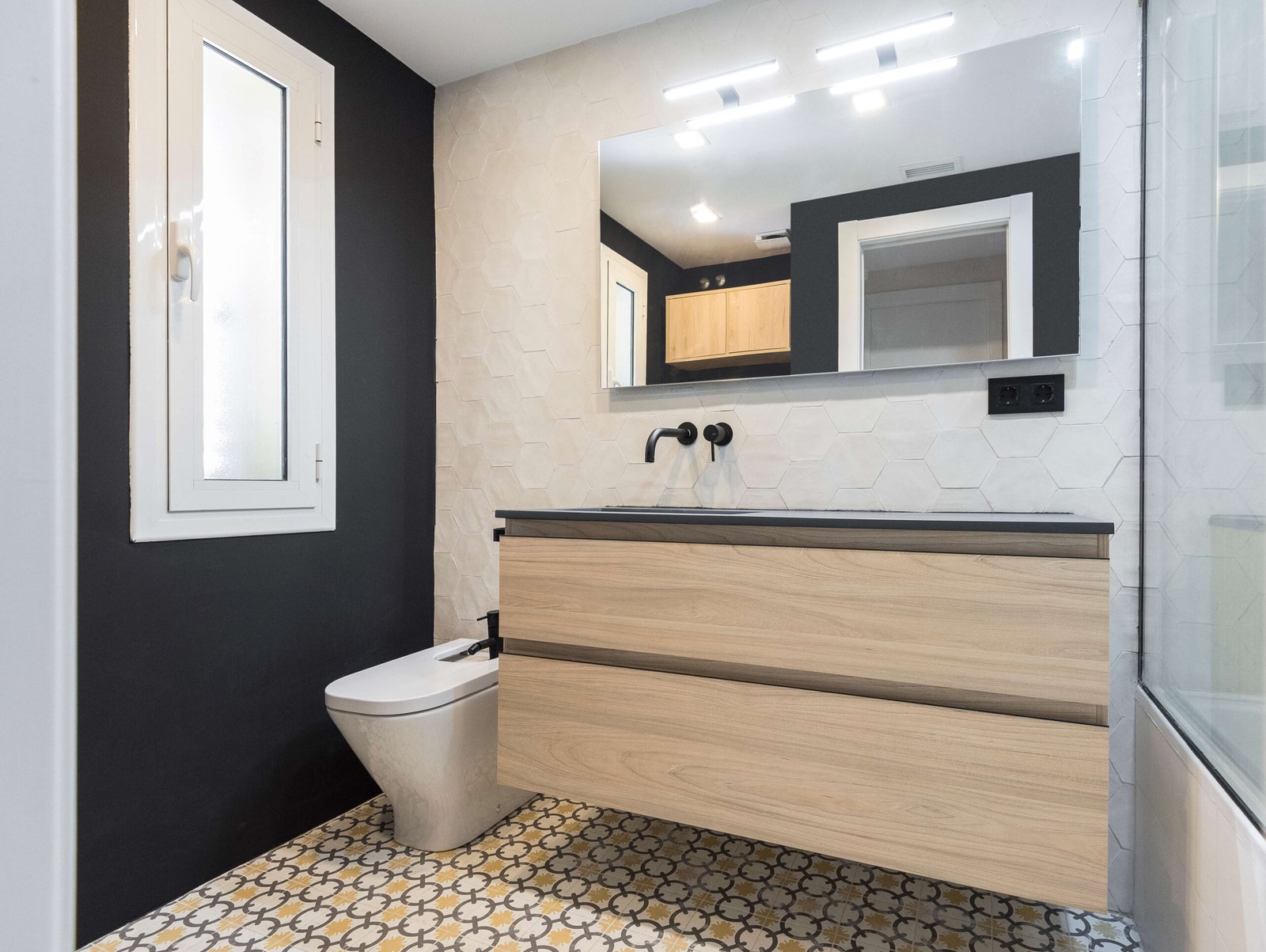 Reformas de baños en Torredembarra: retro y negros