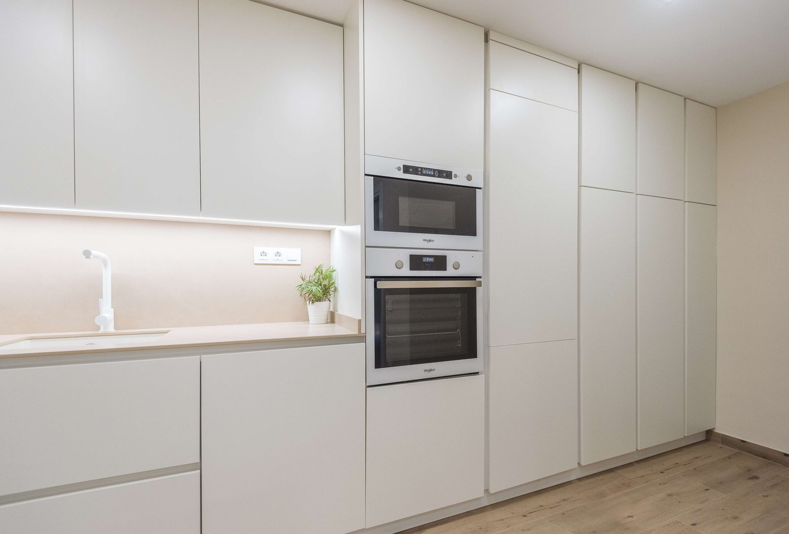 Reforma integral en Alcover: cocina abierta y despensa