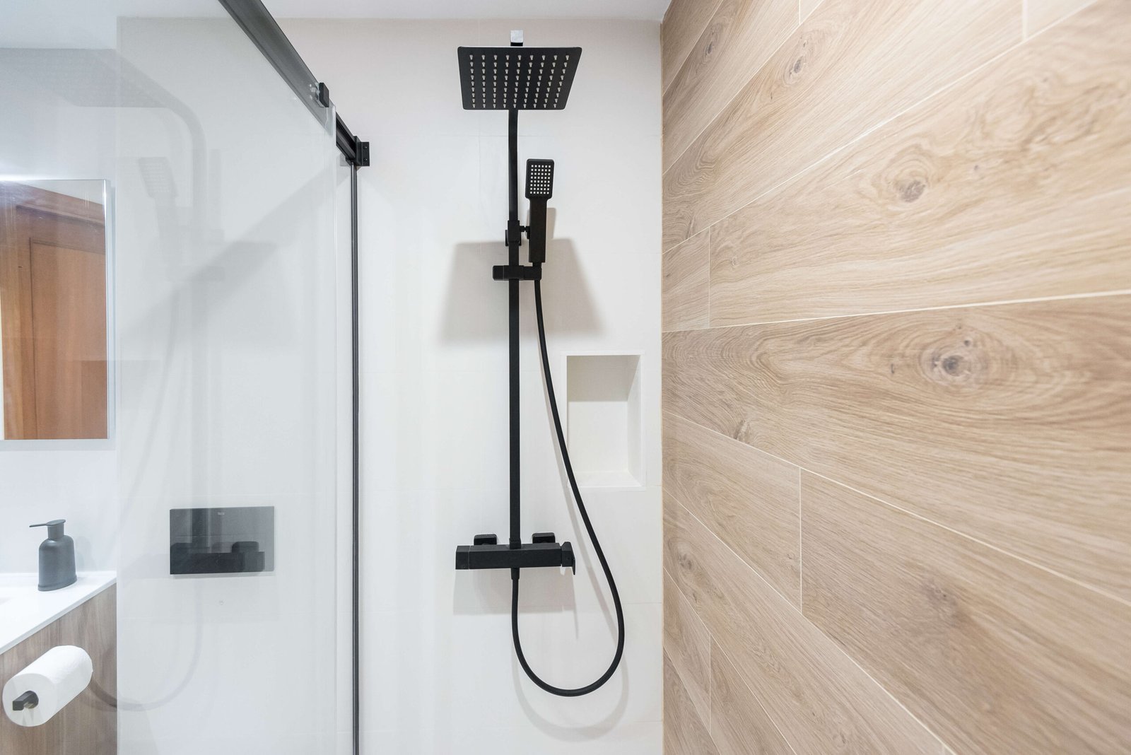 Reforma de baño en Tarragona: porcelánico roble y corredera