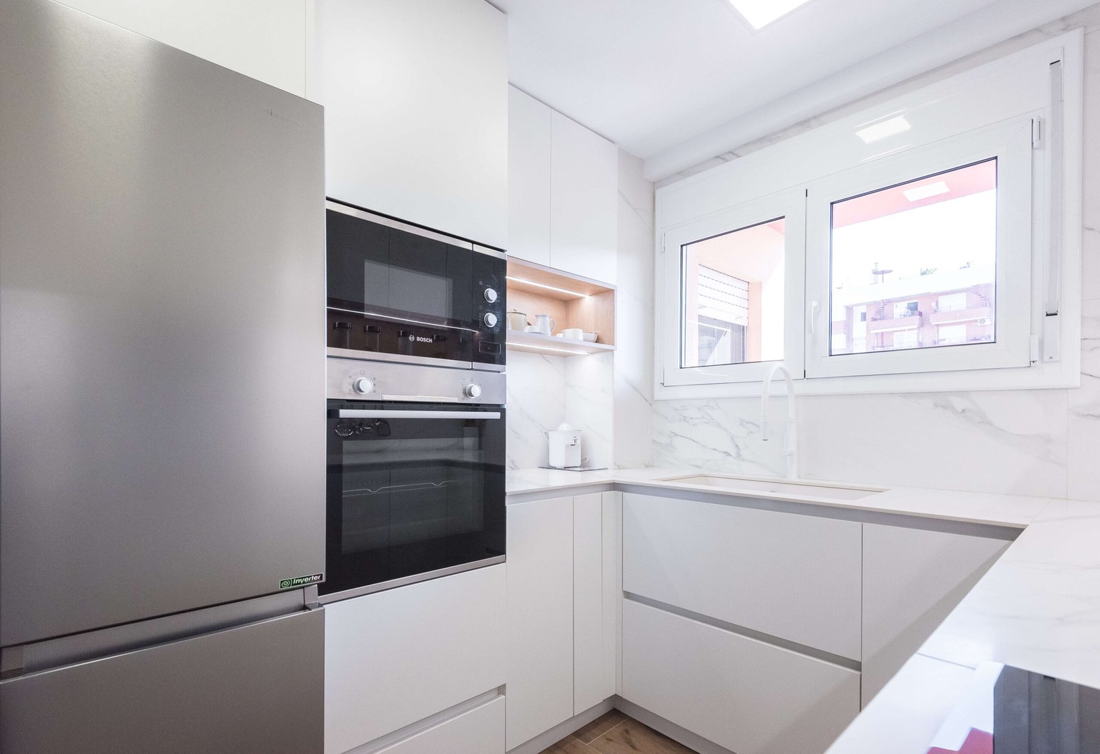 Reforma de cocina en Tarragona: distribución en U y Calacata