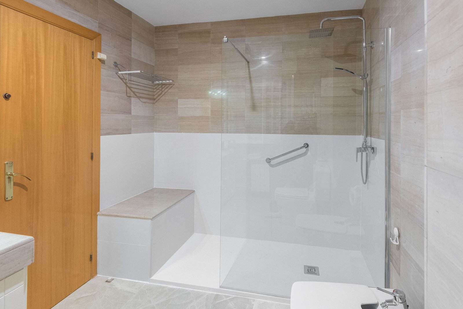 Reforma de baño en Tarragona: ducha con bancada de mármol