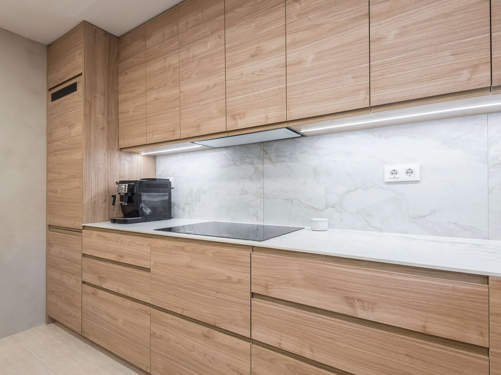 Reformas de cocinas en Tarragona: puerta corredera integrada