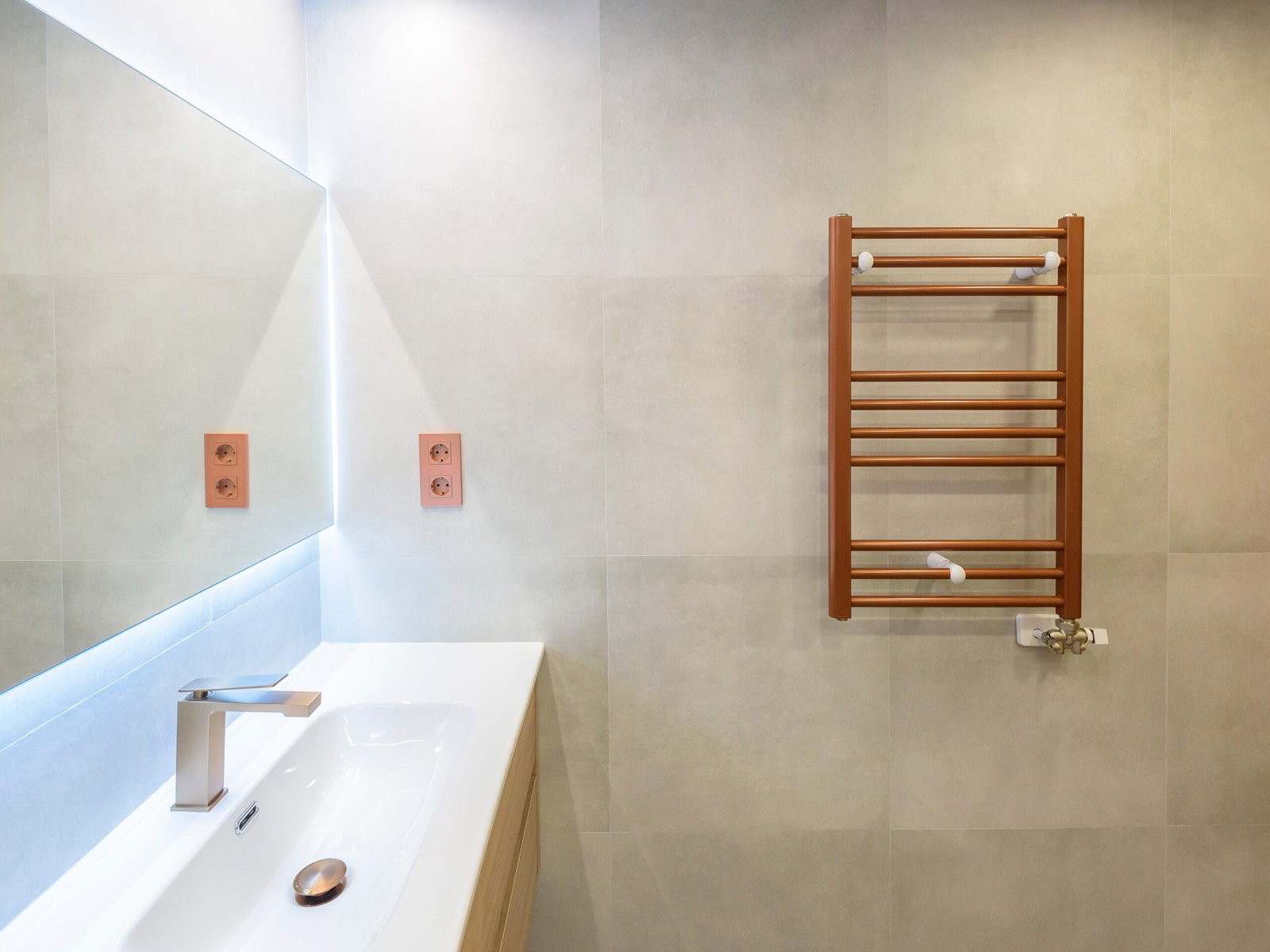 Reforma de baño en Salou: ducha a medida y roble elegante