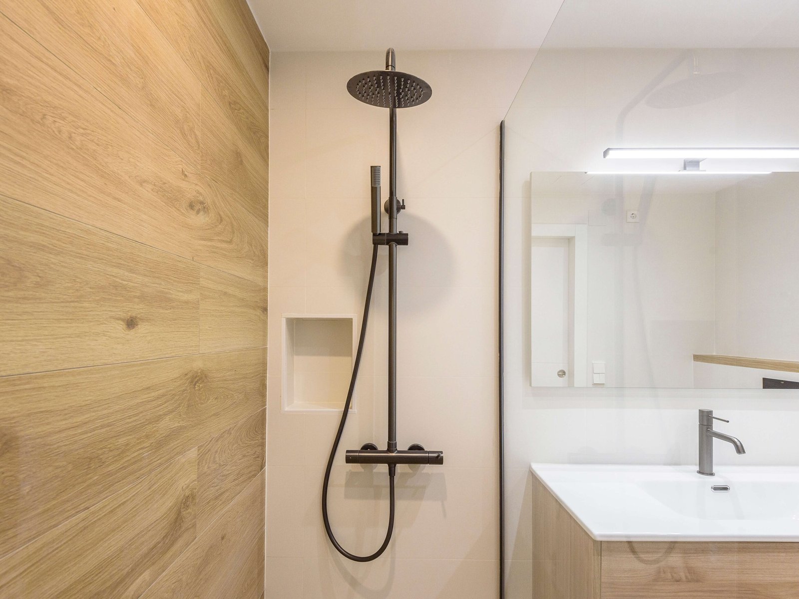 Reforma integral en Tarragona: puertas lacadas y baño madera